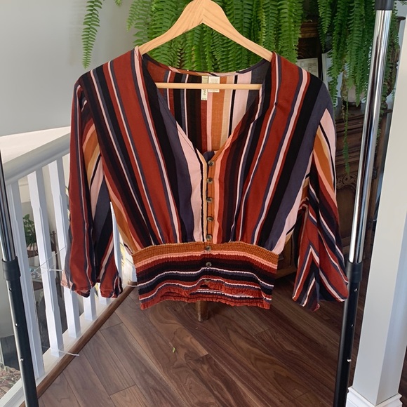 Cropped top with loose sleeves. - Picture 1 of 3